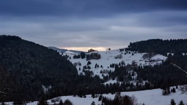 Zimowy krajobraz, śnieg na wzgórzach, świerki i drzewa, zmierzch, koniec dnia. — Wideo stockowe