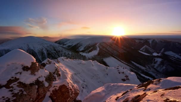 Puesta de sol w paisaje de montaña, colinas cubiertas de nieve, paisaje de invierno, parque nacional. — Vídeo de stock
