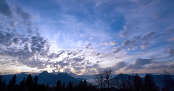 Algenwolken in der Abenddämmerung über der hügeligen Herbstlandschaft. — Stockvideo