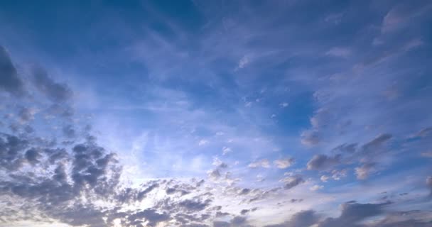 Alger moln vid solnedgången, blå himmel — Stockvideo