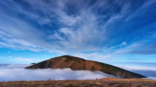 Inverse clouds moving around the top of a mountain in a national park. — Wideo stockowe