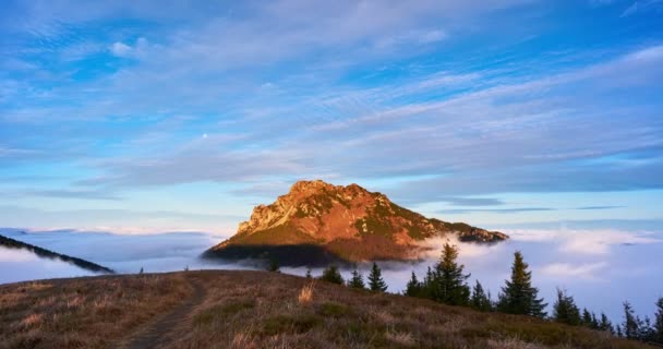 国立公園内の岩場の山頂を移動する雲. — ストック動画