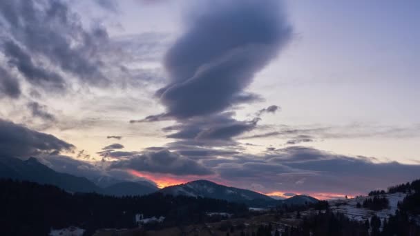 美しい暖かい色で壮大な夕日,山の上にカラフルな雲を移動 — ストック動画
