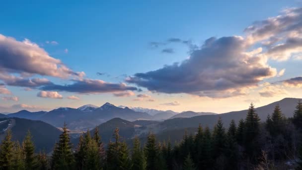 夕日、春の天気、青い空にカラフルな移動雲の美しい山の風景 — ストック動画