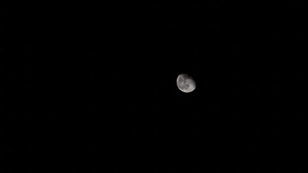 Gerakan bulan, dengan langit gelap di latar belakang. gerakan diagonal, tiLapse — Stok Video