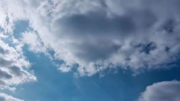 Nubes sobre se mueven en el cielo azul. — Vídeos de Stock