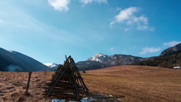 Paisaje rural de montaña después del invierno, cielo azul con nubes en rápido movimiento — Vídeo de stock