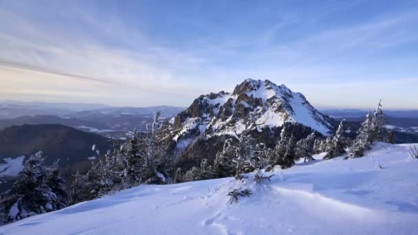 Rocky peak in winter landscape. Snowy mountain nature in the national park, zoom in — Videoclip de stoc