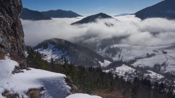 Low clouds holding in a snowy valley in winter frosty time, zoom in,timelapse video misty landscape — Stockvideo