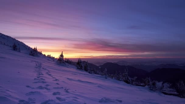 Colorful twilight over the winter mountain landscape, beautiful coloring, slow delay — Wideo stockowe