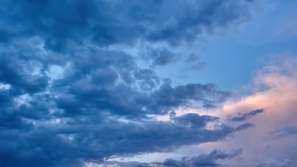 Хмари на заході сонця, повільні сутінки руху, перехід від дня до ночі — стокове відео