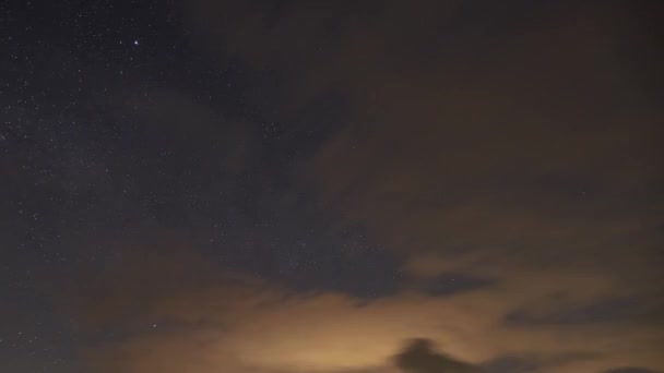 Night sky with milky way, fast moving clouds, cloudy night weather — Stockvideo