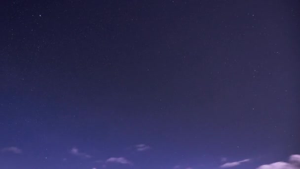 Night sky with spinning stars. Small clouds are forming — Stockvideo
