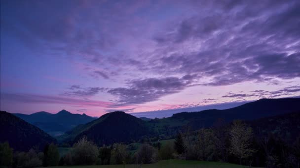 Crepúsculo sobre hermoso paisaje arbolado y montañoso, anochecer, transición del día a la noche — Vídeos de Stock
