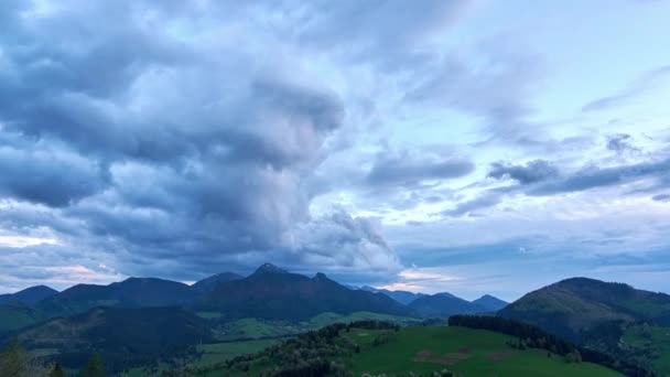 Paisaje primaveral con nubes acumulativas, Una enorme nube de tormenta se forma sobre las montañas al atardecer. — Vídeos de Stock