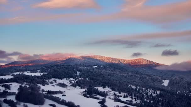 Зимовий пейзаж, сніг на пагорбах, ялинки і дерева, сутінки, кінець дня.4K — стокове відео