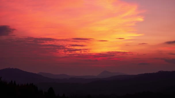 Czerwone niebo o zachodzie słońca, wolno poruszające się chmury — Wideo stockowe