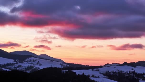 겨울철 시골 풍경은 다채 로운 황혼이었다. 화려 한 구름 — 비디오