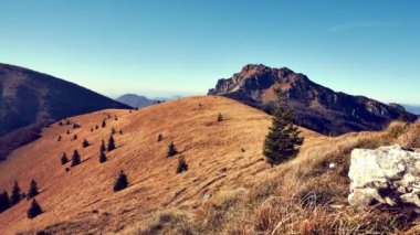 Slovakya 'nın Velky Rozsutec tepesindeki Mala Fatra' daki sonbahar dağ manzarası