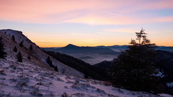 Napkelte a havas hegyek télen Mala Fátra a szlovák hegyekben — Stock videók