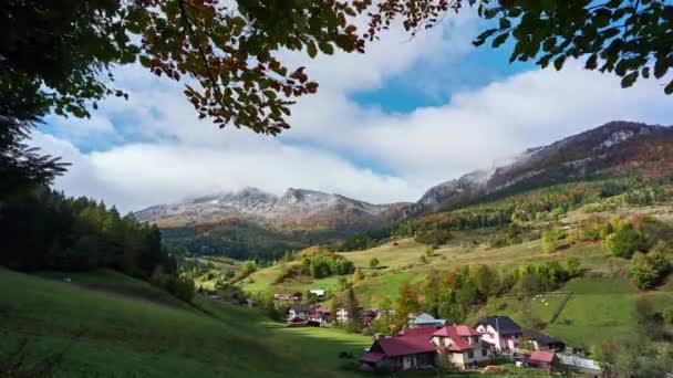 Villaggio sotto le cime delle montagne, autunno tempo variabile, arrivo della pioggia, nuvole pesanti — Video Stock