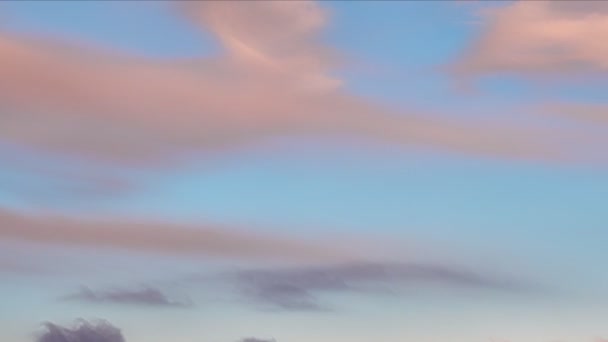 Leichte Wolken zur goldenen Stunde, Sonnenuntergang — Stockvideo