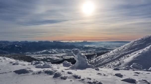 Górski zimowy krajobraz w południe. Słońce świeci przez rzadkie chmury. Formacje śniegu — Wideo stockowe