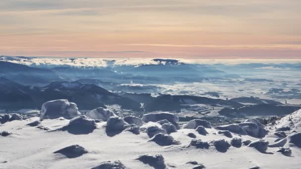 Montanha paisagem de inverno durante o meio-dia. Formações de neve. Nuvens baixas no vale. — Vídeo de Stock