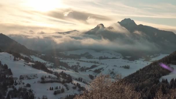 Ορεινό χειμερινό τοπίο, ο ήλιος λάμπει μέσα από τα σύννεφα, Χρυσή ώρα 4K — Αρχείο Βίντεο