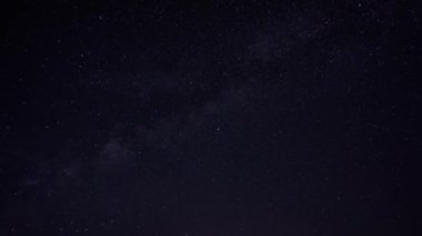 Samanyolu açık mavi gökyüzü göktaşı yağmuru ufukta güzel renkli yıldızlı gökyüzü.