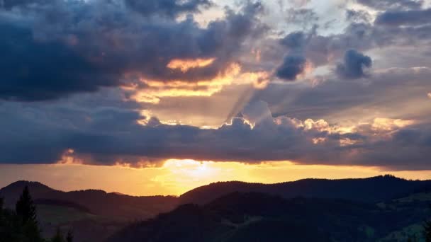 Nuvole colorate in rapido movimento sul verde paesaggio collinare e forestale in estate — Video Stock