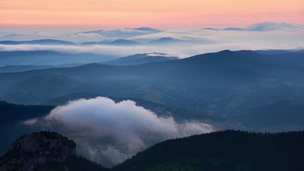 朝の山の風景の中に霧。霧の雲の中の丘の岩やシルエット — ストック動画