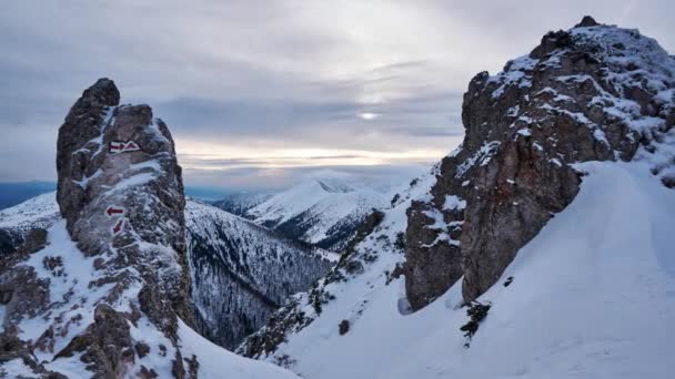 雪山白云，夕阳西下。雪花吹过岩石，登山者的标志，箭射到岩石上 — 图库视频影像