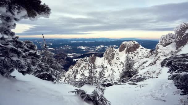 Skjuten av ett snöigt bergslandskap bland dvärgtallar. Vita vintermoln. Mala Fatra, Rozsutec — Stockvideo