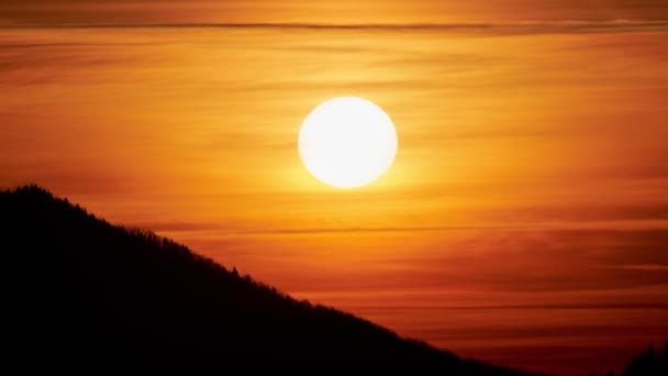 Hermoso claro gran amanecer o atardecer. Big Red Hot Sun en la distorsión del aire caliente por encima del horizonte. — Vídeo de stock