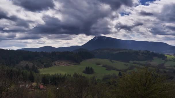 Movimento di dense nuvole sul paesaggio primaverile con una montagna appuntita . — Video Stock