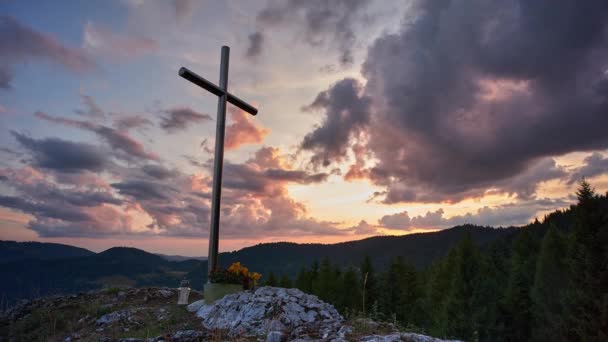 Christelijk kruis op een rots bij zonsondergang — Stockvideo