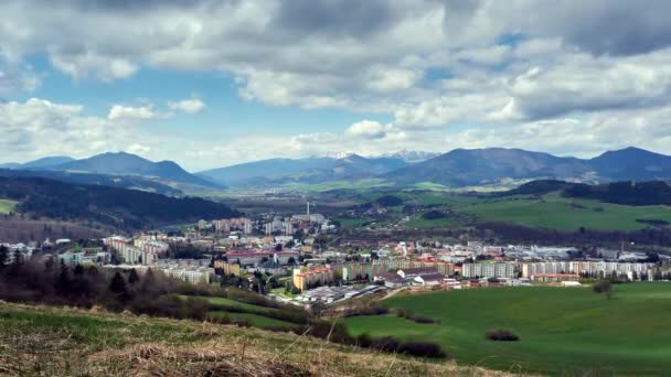 Drámai felhők és a nyári város táj a hegyekben, Dolny Kubin, Szlovákia. — Stock videók