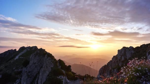 एक पहाड़ी परिदृश्य में सुंदर सूर्यास्त , — स्टॉक वीडियो