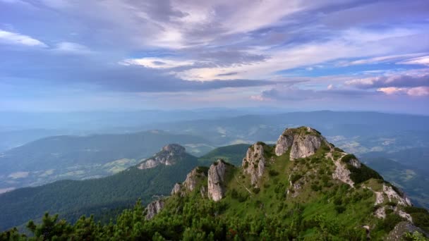 Dolomit wapienny z trawą. Letni krajobraz górski w dywanach. Gęste chmury o zmierzchu. — Wideo stockowe