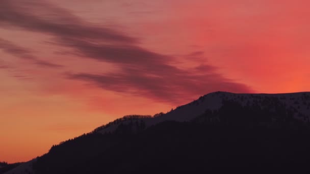 Crépuscule coloré dans le paysage hivernal. Nuages orange rouge coloré 4K — Video