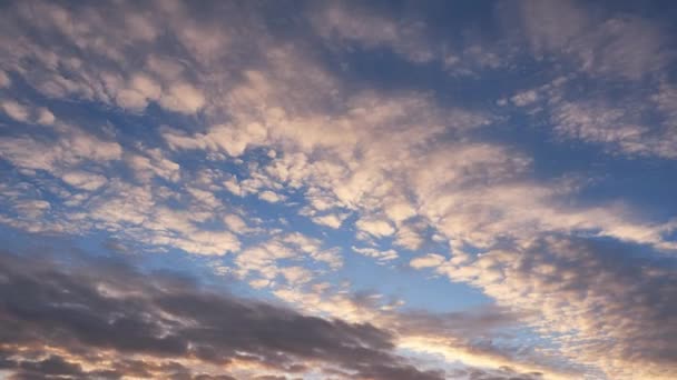 Nuvole di colore mattutino. Cielo blu Time-lapse stock video — Video Stock