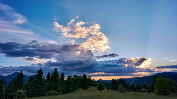 Эпический закат с разноцветными облаками — стоковое видео