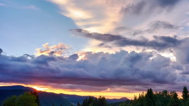 Nubes coloridas en movimiento rápido sobre verdes colinas y paisajes forestales en verano. Europa naturaleza — Vídeo de stock