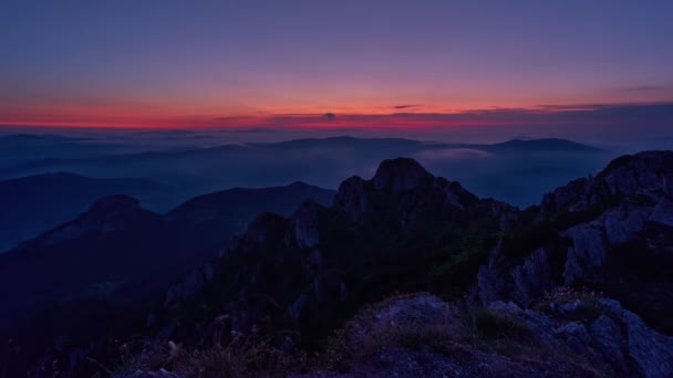 Alpenlandschap bij zonsopgang. De eerste zonnestralen verlichten de rotsberg.. — Stockvideo