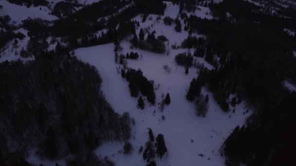 Вид с воздуха с беспилотника. Деревня в долине в живописном горном пейзаже. Закат и закат, 4K — стоковое видео