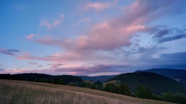 Gün batımında renkli bulutlar, 4k, 4k içinde yakınlaş