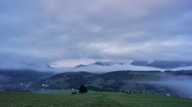 Kırsal bölgede puslu bir sabah, 4K zaman dilimi