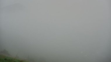 Dağlık bir köyde sisli bir sabah kaybolan bir sis yerleşkeyi ortaya çıkarıyor. 