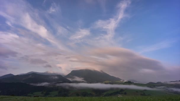 Neblige Morgenwolken über der bergigen Landschaft, 4K — Stockvideo